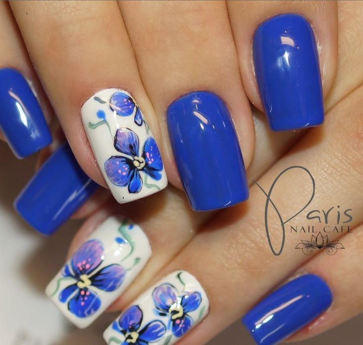 Дизайн ногтей синий с белым