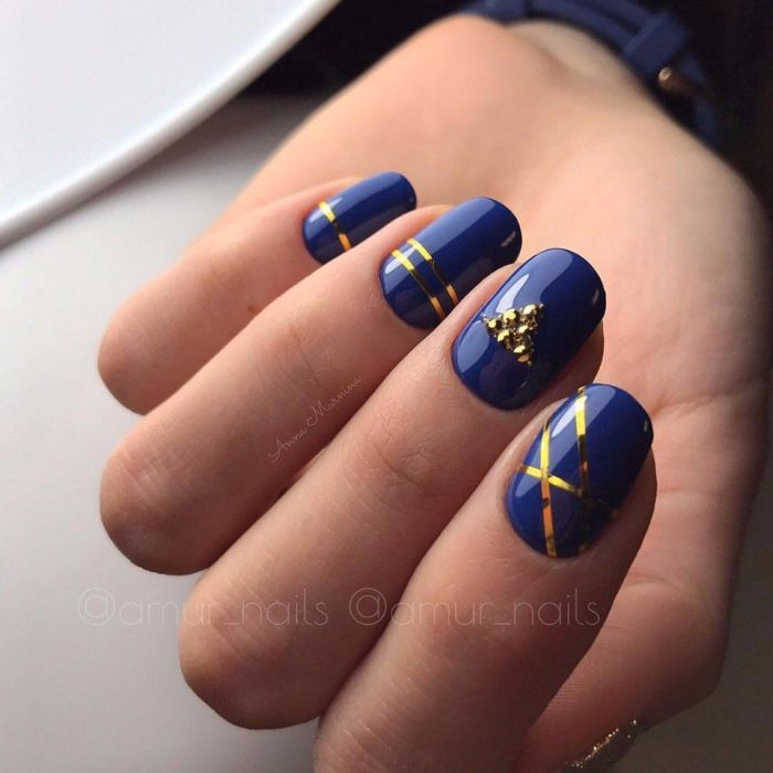 Дизайн ногтей синий с белым