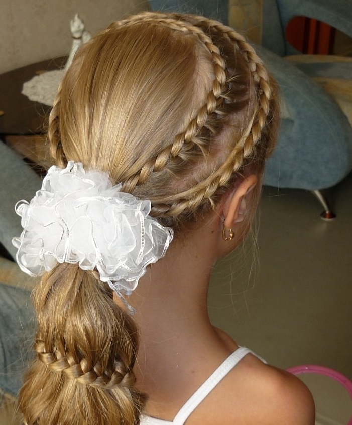 Прическа на 1 сентября 1 класс на длинный, средний волос для девочек с бантами красивая легкая.