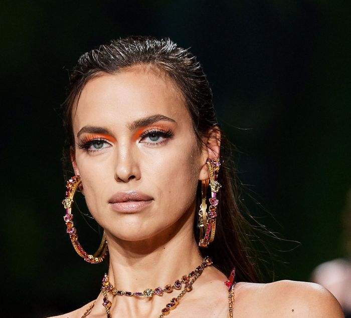 Тренды в макияже весна-лето 2020. Фото с показа коллекции Versace
