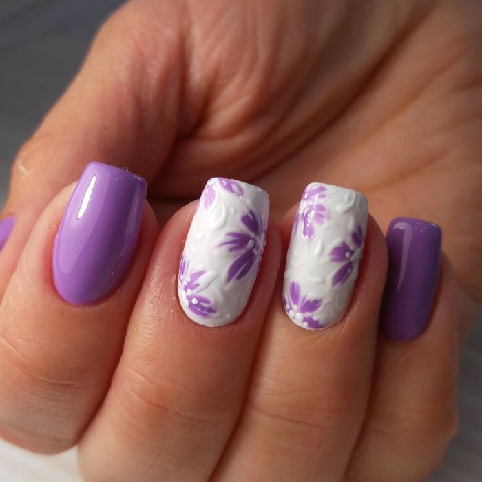 Фиолетовый маникюр с цветами