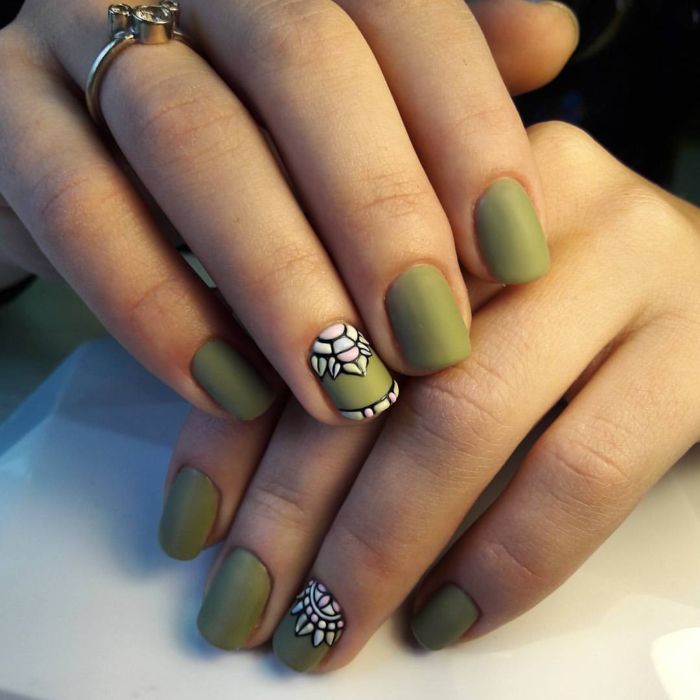 Модные оттенки зеленого гель-лака на ногтях