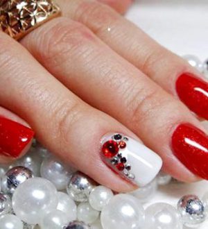 Дизайн ногтей со стразами: фото с новинками маникюра