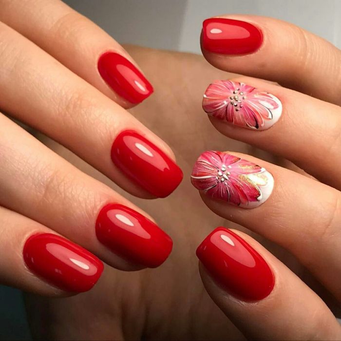 Красные цветы гель-лаком на ногтях