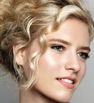 Как сделать прическу на средние волосы в разных стилях?