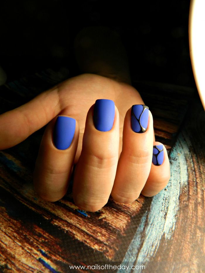 Матовый синий маникюр на короткие ногти