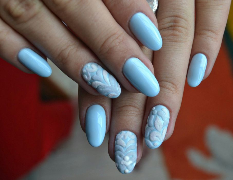 дизайн ногтей с голубыми цветами