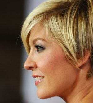 Как сделать быстро прическу на короткие волосы?