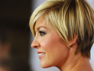 Как сделать быстро прическу на короткие волосы?