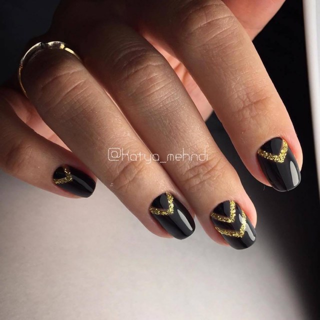 Ультрамодный черный дизайн ногтей