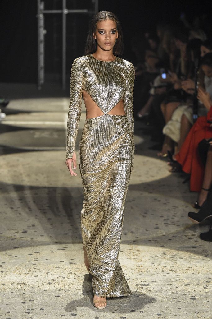 Платье расшитое золотыми паетками из коллекции Julien Macdonald