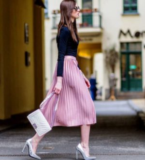 С чем носить плиссированную юбку: модные образы сезона