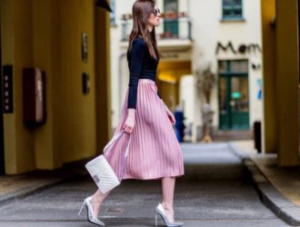 С чем носить плиссированную юбку: модные образы сезона