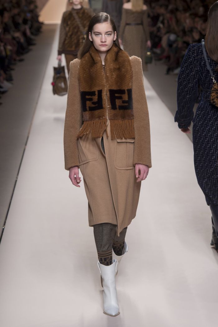 Модное пальто Fendi