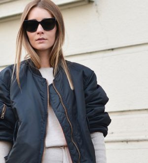 С чем носить модный женский бомбер сезона 2025