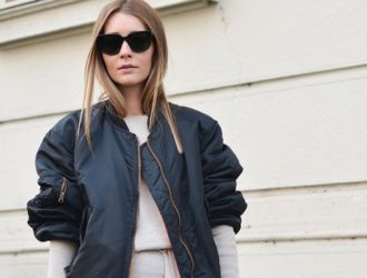 С чем носить модный женский бомбер сезона 2025