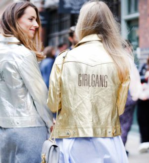 С чем носить серебристую куртку металлик: модные образы