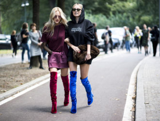 С чем носить ботфорты: модные образы 2020 года