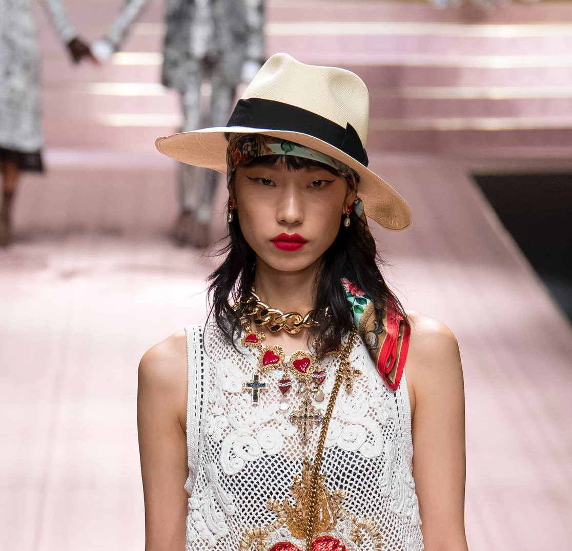 Модные женские головные уборы 2019 года. Dolce & Gabbana