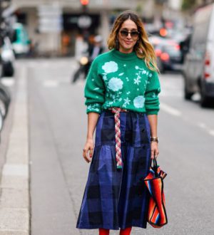 С чем носить синюю юбку: модные образы года