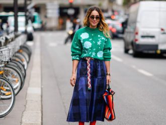 С чем носить синюю юбку: модные образы года