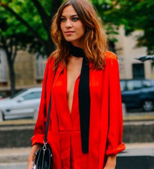 С чем носить красное платье — образы года