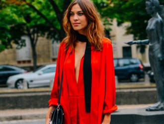С чем носить красное платье — образы года