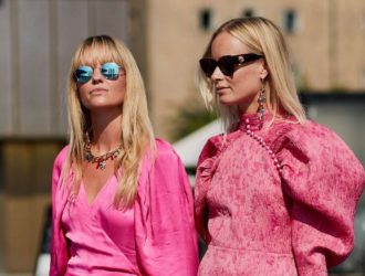 Новинки розовых платьев 2020 года. Образы из последних коллекций