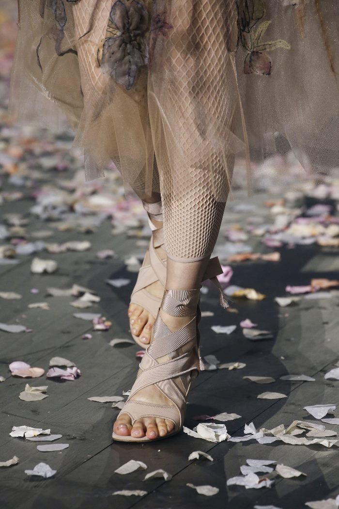 С чем носить бежевое платье. Образ из коллекции Christian Dior