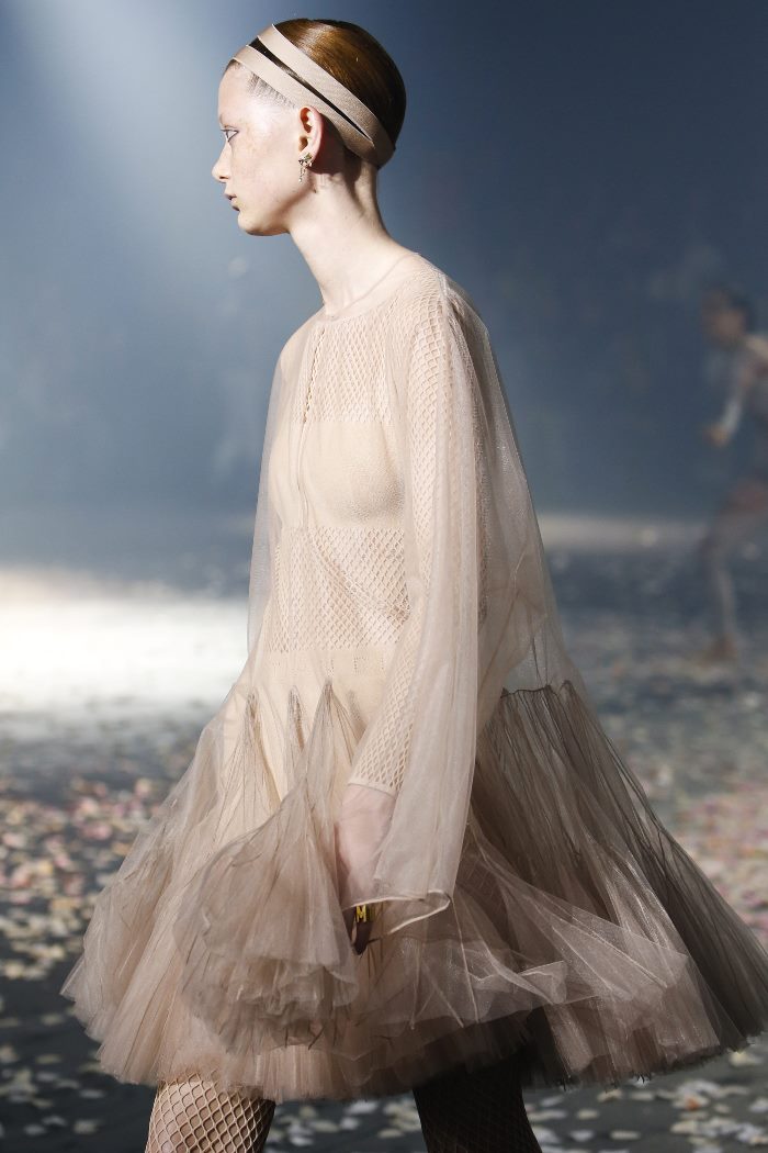 С чем носить бежевое платье. Образ из коллекции Christian Dior
