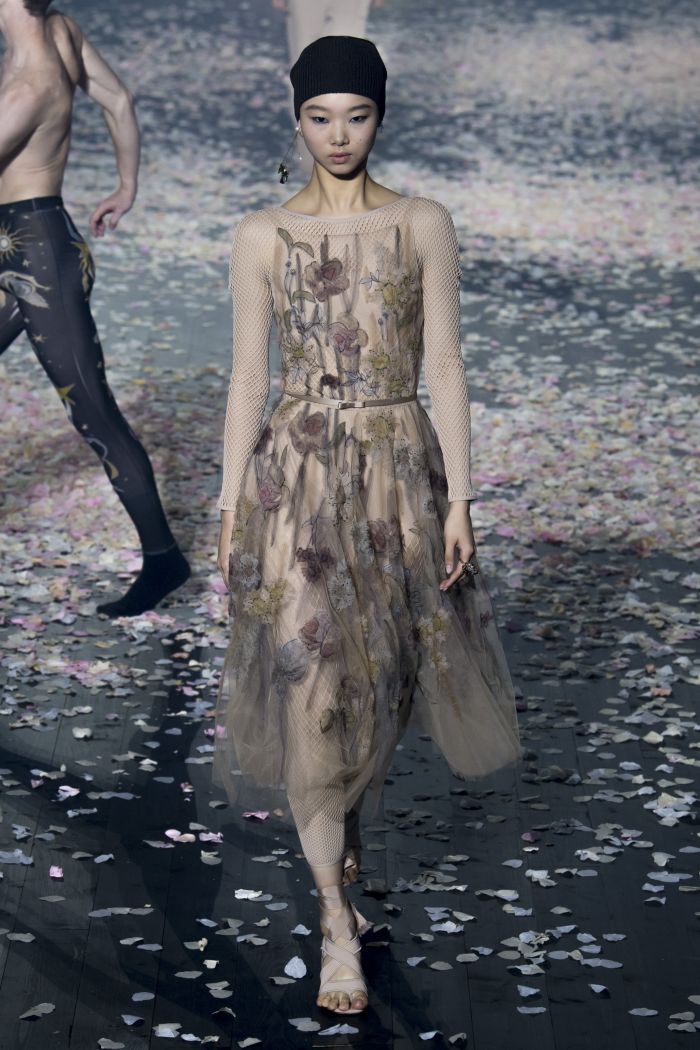 Прозрачное бежевое платье с цветами Christian Dior