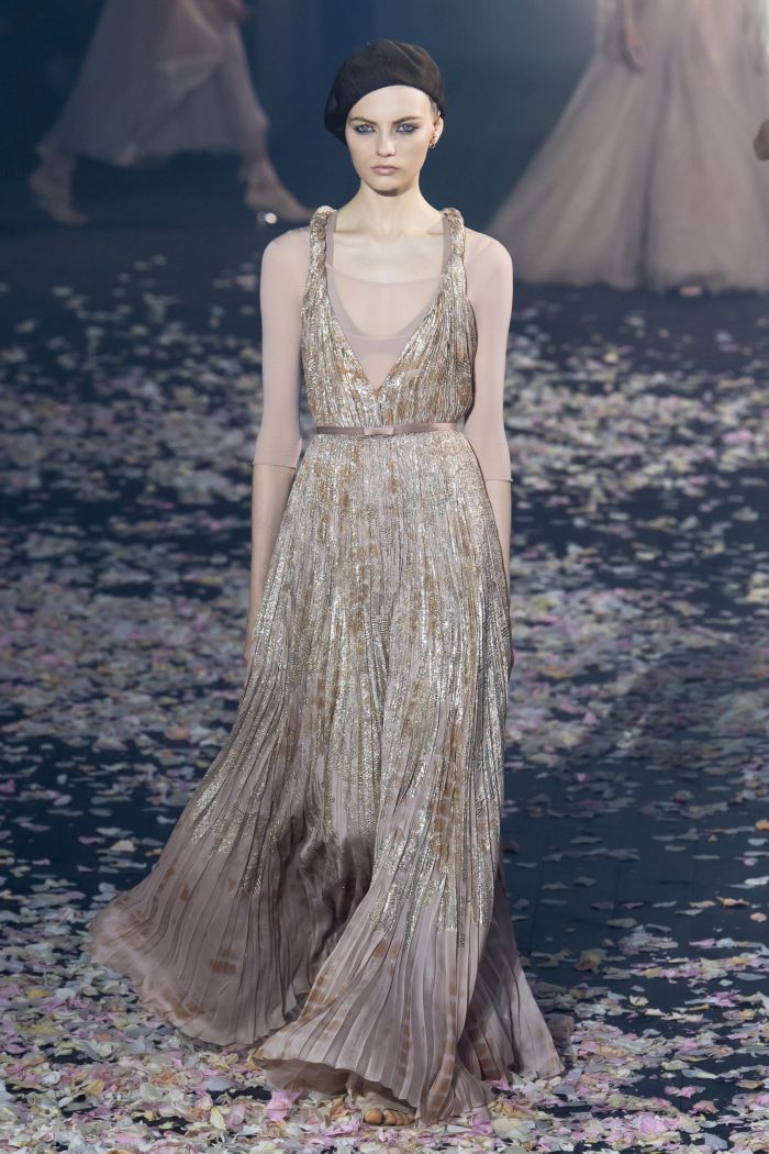 Длинное бежевое платье Christian Dior