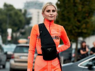 Коралловое платье 2020: с чем носить модные новинки