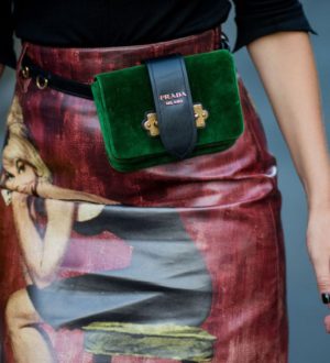 Модные поясные сумки: как и с чем носить?