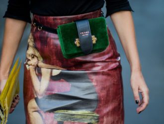 Модные поясные сумки: как и с чем носить?