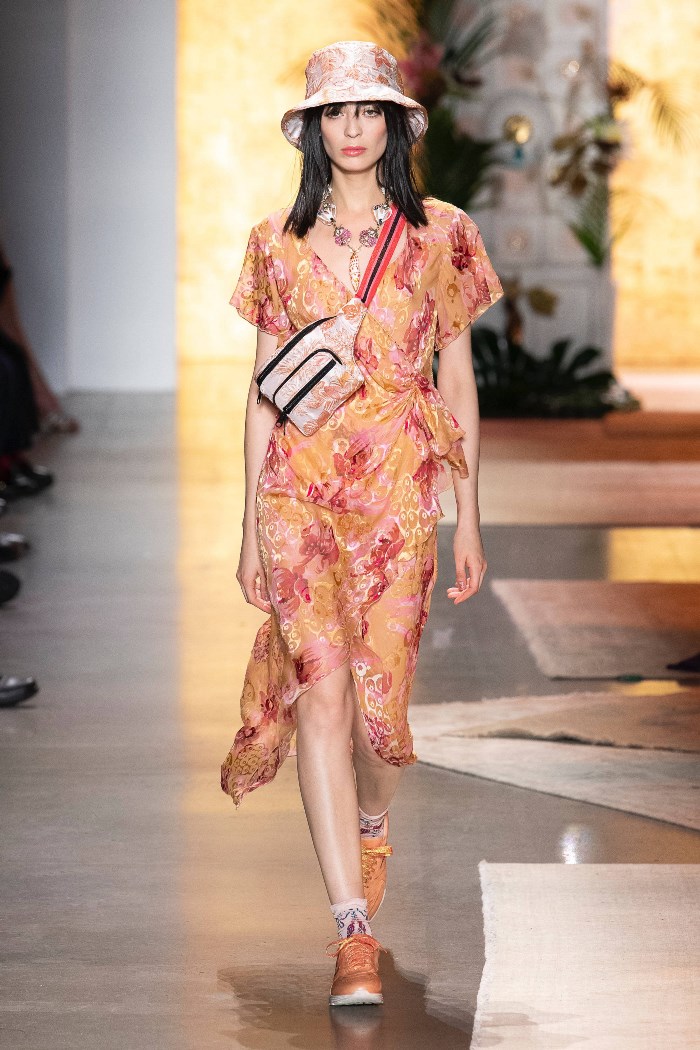 Модное персиковое платье Anna Sui