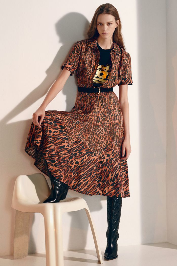 Модное платье-рубашка с леопардовым принтом Sandro