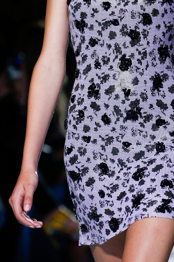 Короткое сиреневое платье-футляр Versace
