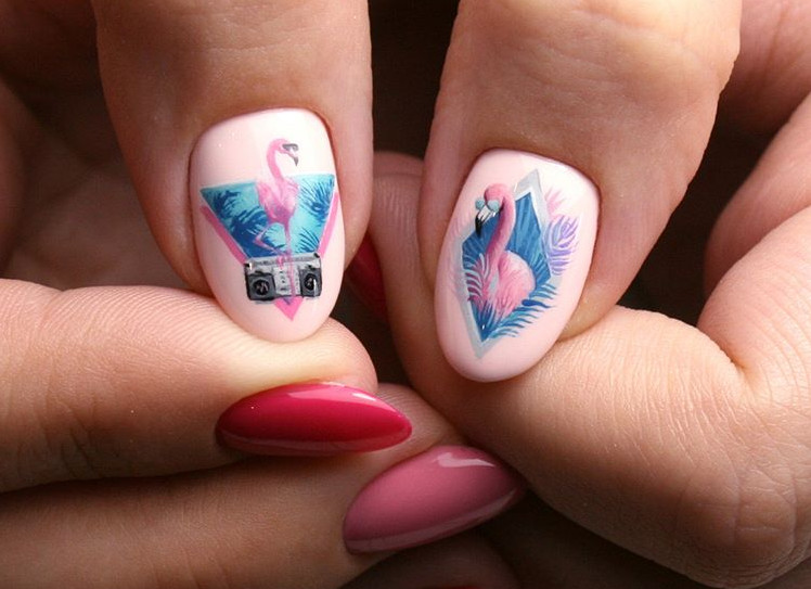 Рисунок с фламинго на ногтях в стиле граффити