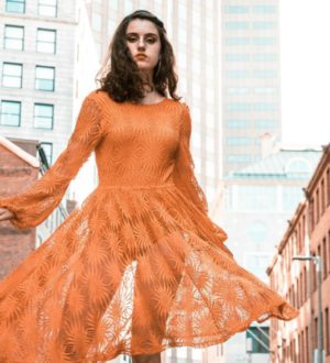 6 самых модных платьев персикового цвета