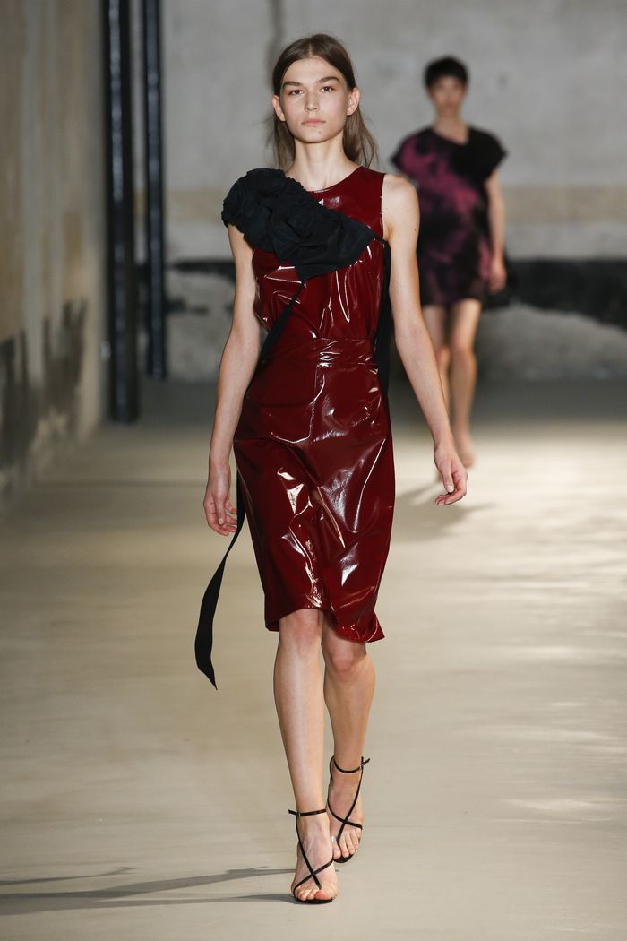 Модное виниловое платье бордового цвета No. 21