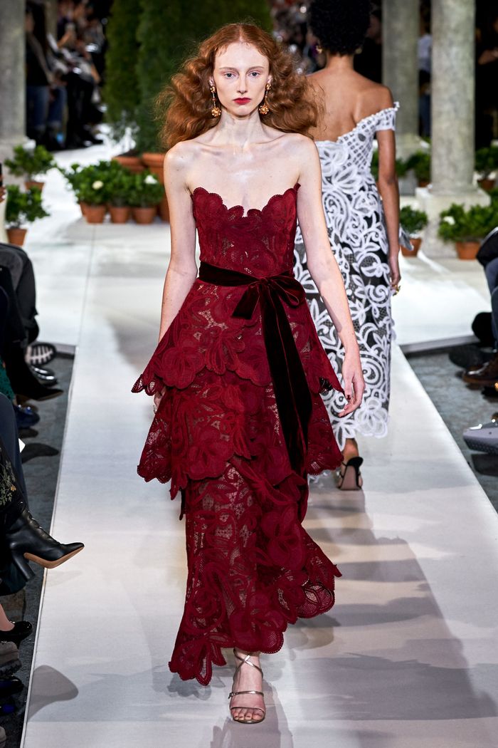 Бордовое кружевное платье Oscar de la Renta