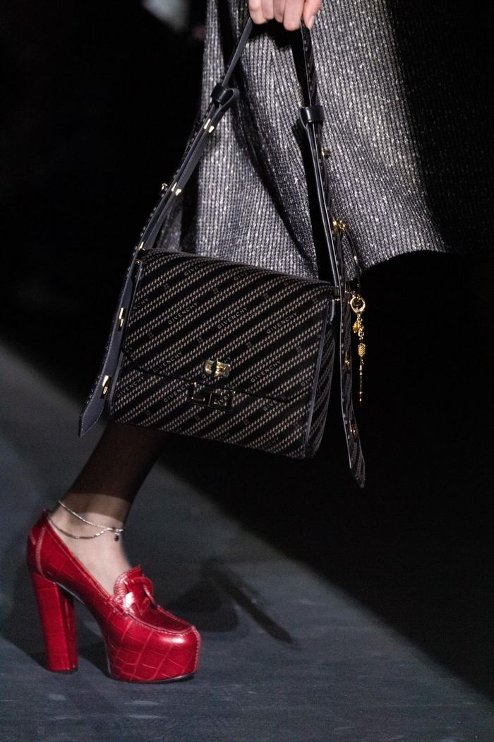 С чем носить красные туфли. Образ из коллекции Givenchy