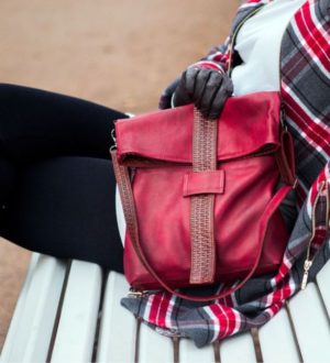 6 модных бордовых сумок — с чем их носить в 2020 году?