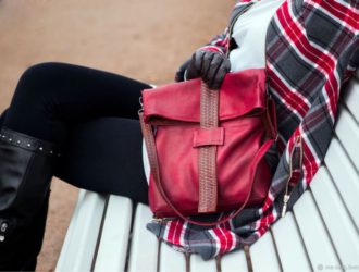 6 модных бордовых сумок — с чем их носить в 2020 году?