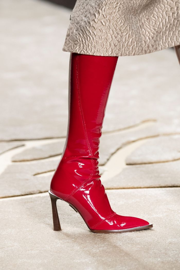 Модные красные сапоги осень-зима из коллекции Fendi