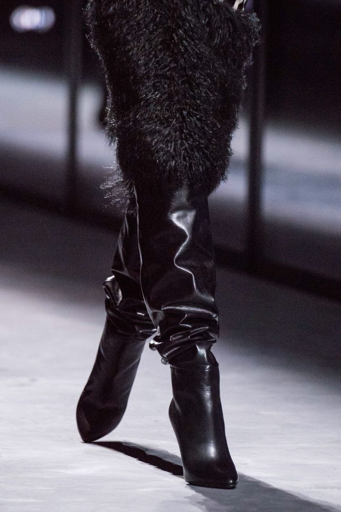 Модные кожаные сапоги осень-зима из коллекции Saint Laurent