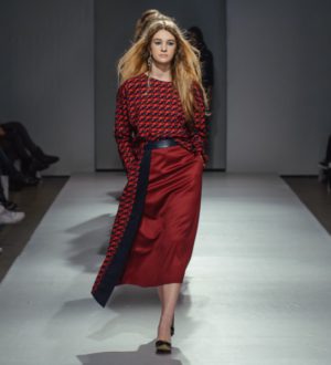 С чем носить модную красную юбку — образы 2020