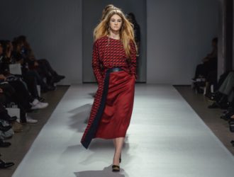 С чем носить модную красную юбку — образы 2020