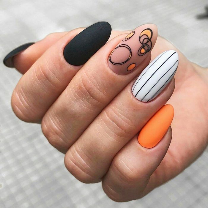 Абстрактный дизайн ногтей